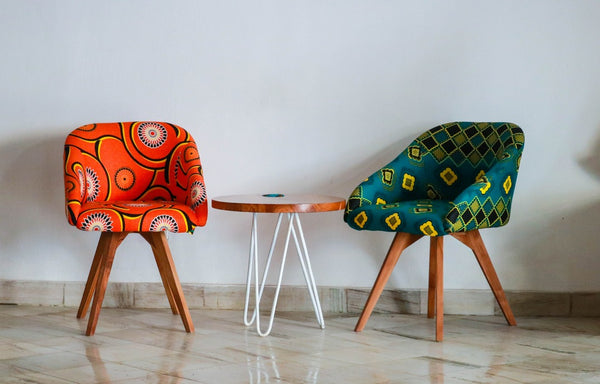 2 sierlijke eetkamerstoelen en een kleine tafel